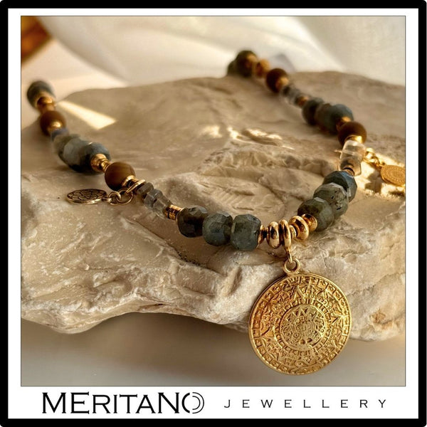 Naszyjnik z labradorytem, agatem i złotą monetą Azteków - projekt Meritano Jewellery. Widok  na jasnym kamieniu