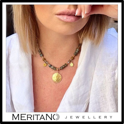 Krótki naszyjnik z labradorytem, agatem i złotą monetą Azteków - projekt Meritano Jewellery. Widok na szyi