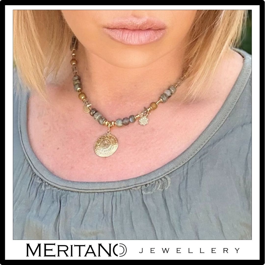 Naszyjnik z labradorytem, agatem i złotą monetą Azteków - projekt Meritano Jewellery. Widok na szyi