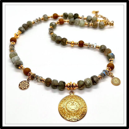 Naszyjnik z labradorytem, agatem i złotą monetą Azteków - projekt Meritano Jewellery. Widok z góry.