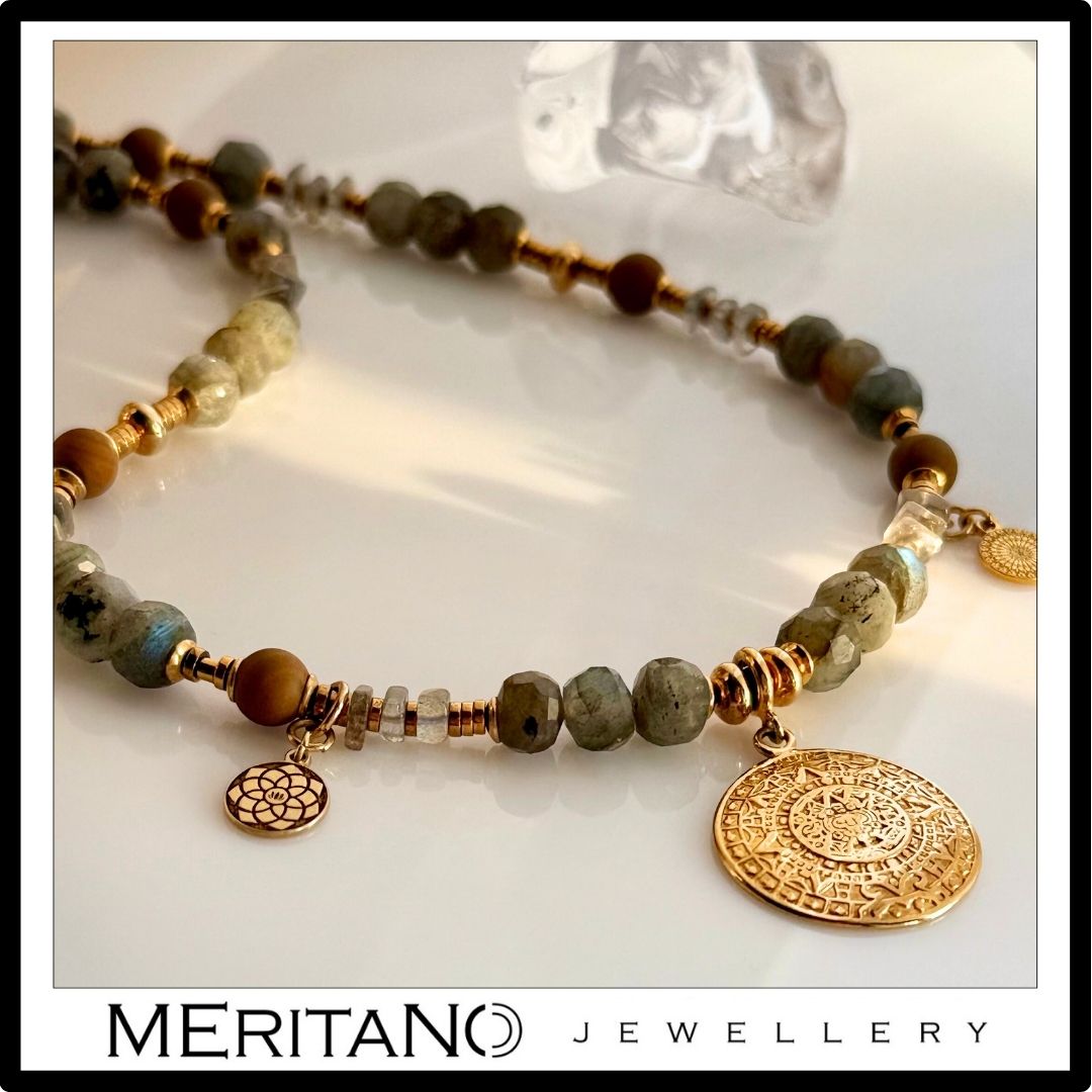 Naszyjnik z labradorytem, agatem i złotą monetą Azteków - projekt Meritano Jewellery. Zbliżenie na detale