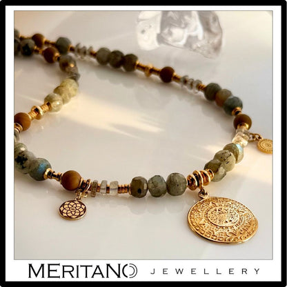 Naszyjnik z labradorytem, agatem i złotą monetą Azteków - projekt Meritano Jewellery. Zbliżenie na detale