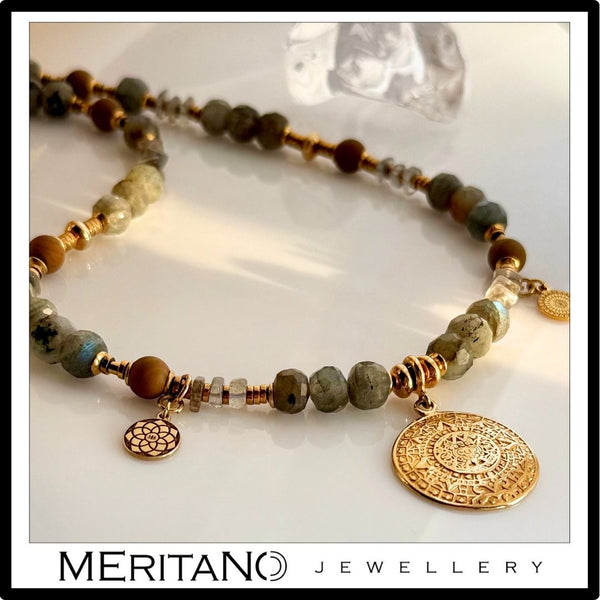 Naszyjnik z labradorytem, agatem i złotą monetą Azteków - projekt Meritano Jewellery. Zbliżenie na detale