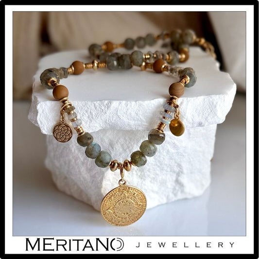 Naszyjnik z labradorytem, agatem i złotą monetą Azteków - projekt Meritano Jewellery. Widok na białym kamieniu Naszyjnik z labradorytem, agatem i złotą monetą Azteków - projekt Meritano Jewellery. Widok na białym kamieniu