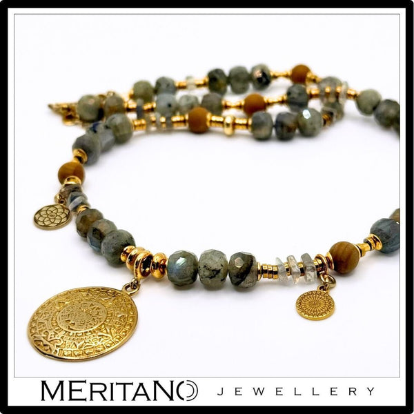Naszyjnik z labradorytem, agatem i złotą monetą Azteków - projekt Meritano Jewellery. Zbliżenie na detale