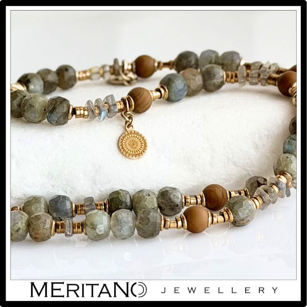 Naszyjnik z labradorytem, agatem i złotą monetą - skala kamieni