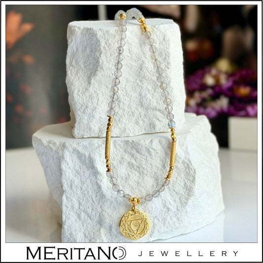 Naszyjnik z labradorytem i czakrą gardła na białym gipsie, drobne kamienie