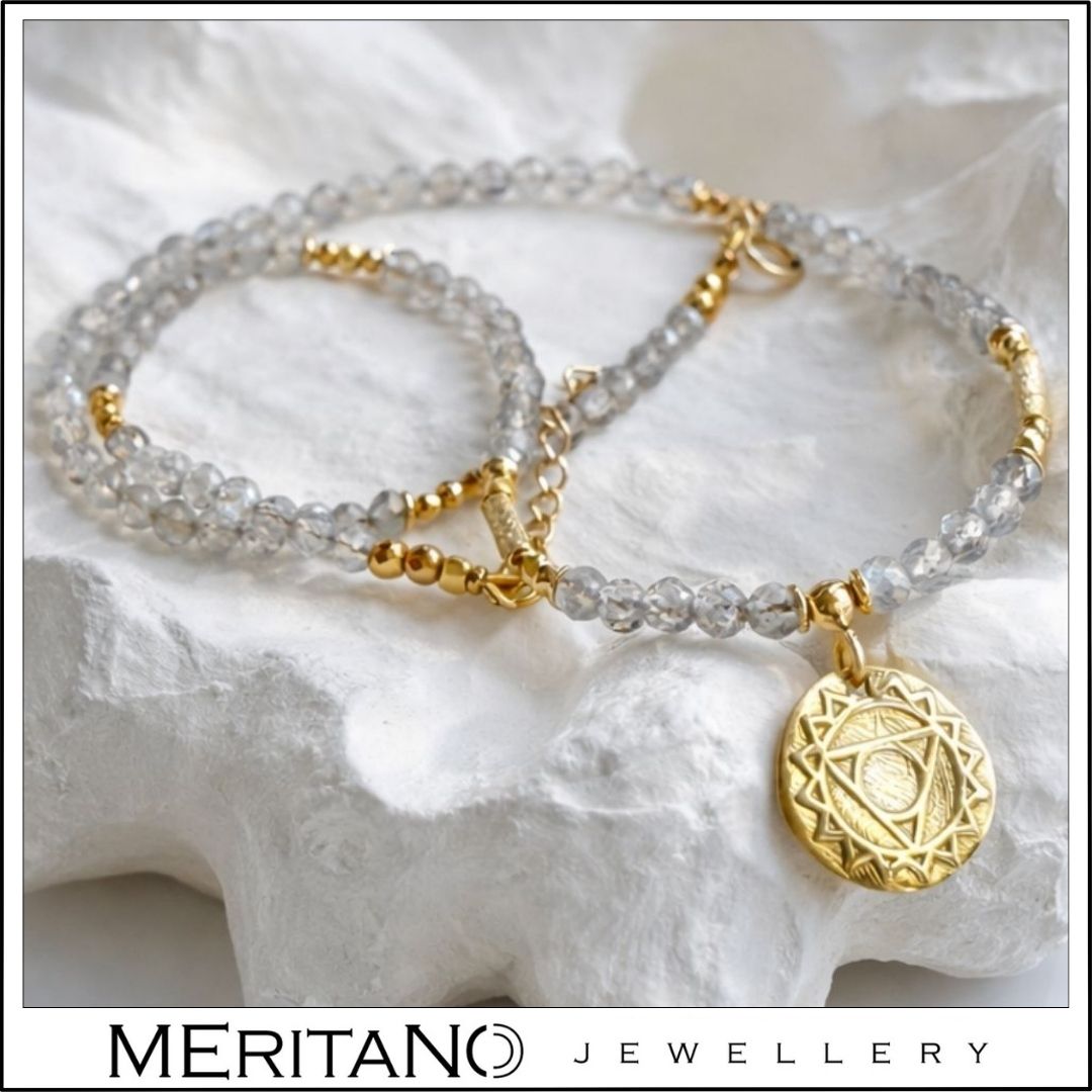 Naszyjnik z labradorytem i czakrą gardła na białym kształcie, drobne kamienie