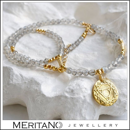 Naszyjnik z labradorytem i czakrą gardła na białym kształcie, drobne kamienie