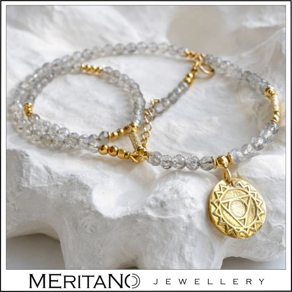 Naszyjnik z labradorytem i czakrą gardła na białym kształcie, drobne kamienie