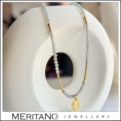 Naszyjnik z labradorytem i czakrą gardła na białym kształcie