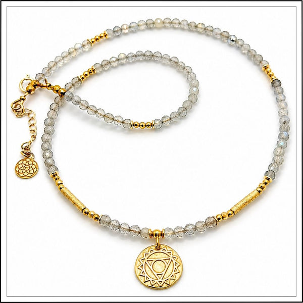 Naszyjnik z labradorytem i czakrą gardła na białym tle