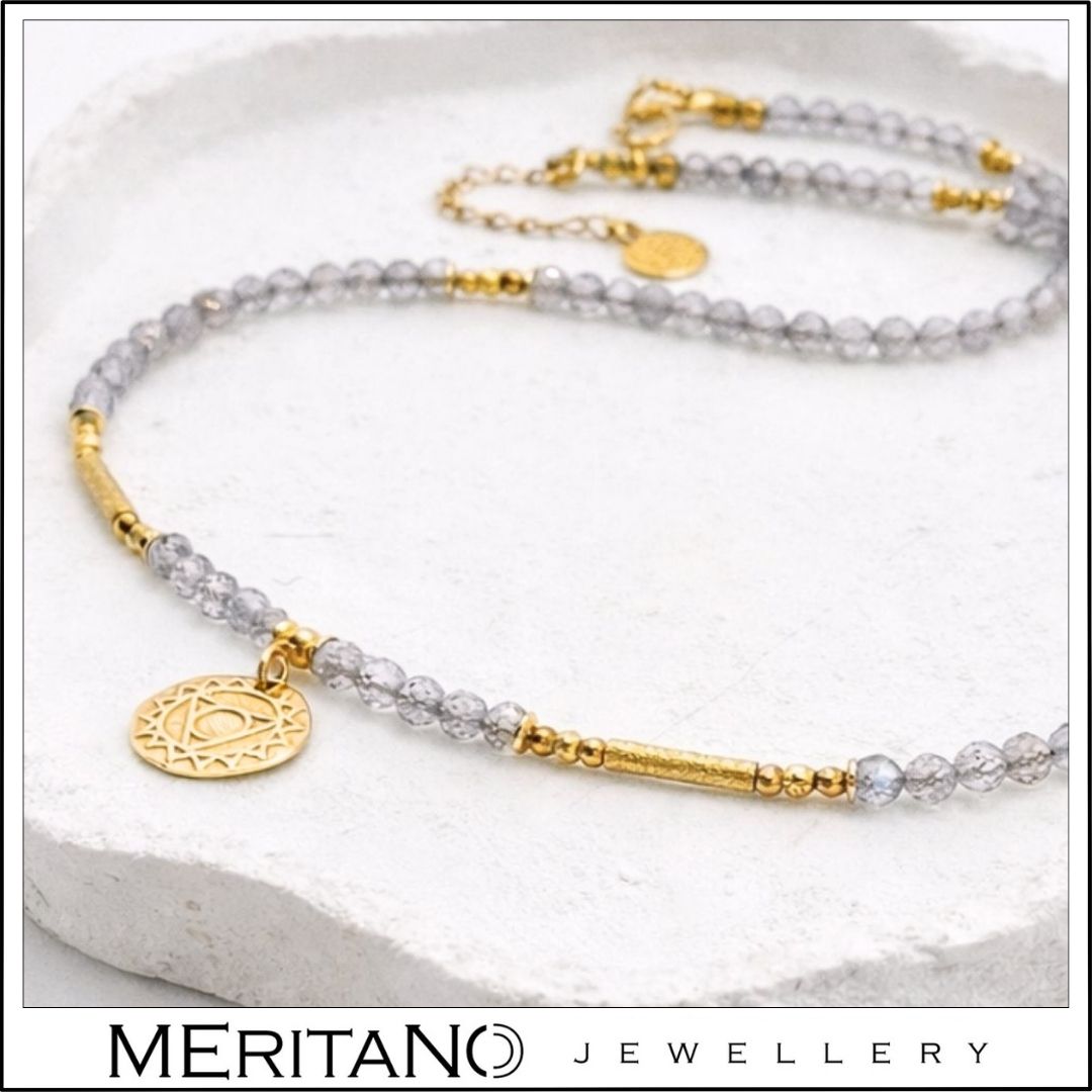 Naszyjnik z labradorytem i czakrą gardła na białej tacy