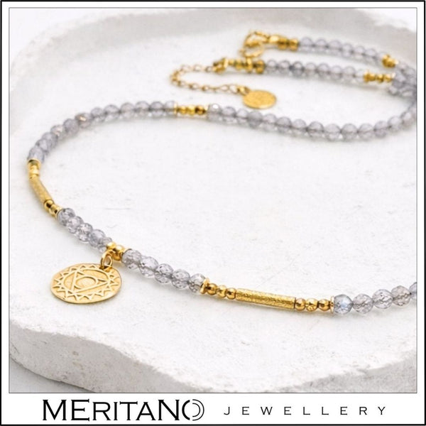 Naszyjnik z labradorytem i czakrą gardła na białej tacy