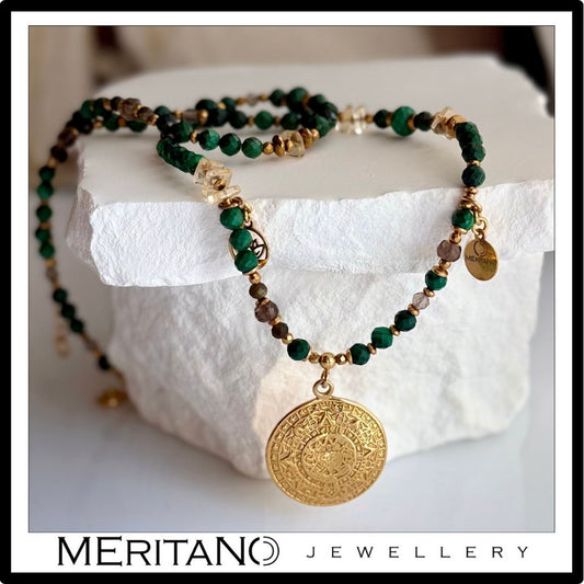 Naszyjnik z malachitem i cytrynem ze złotą zawieszką, widok na białym kamieniu