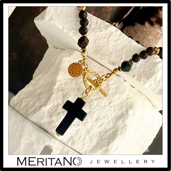 Naszyjnik ochronny z onyksem, obsydianem i krzyżykiem na białym kamieniu