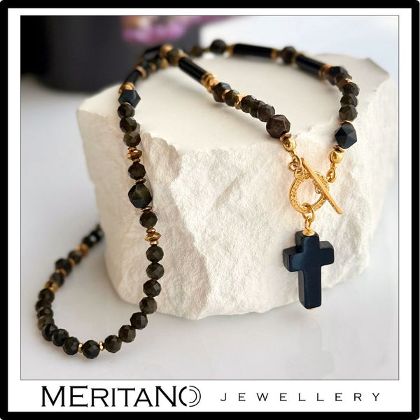 Naszyjnik onyks, obsydian na zapięciu toggle leżący na białym kamieniu