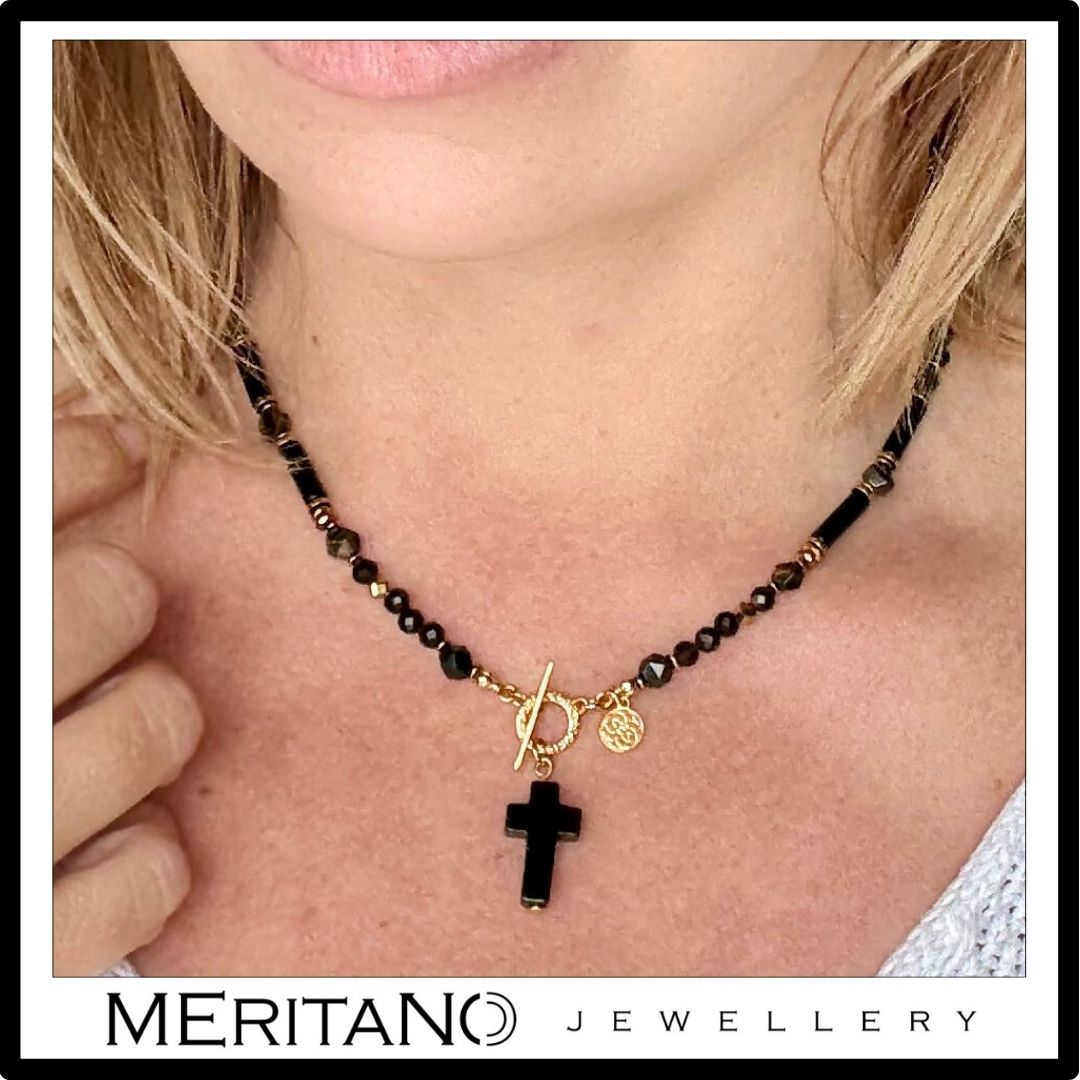 Naszyjnik z czarnych kamieni ochronnych - onyks i obsydian z zawieszką krzyż na szyi