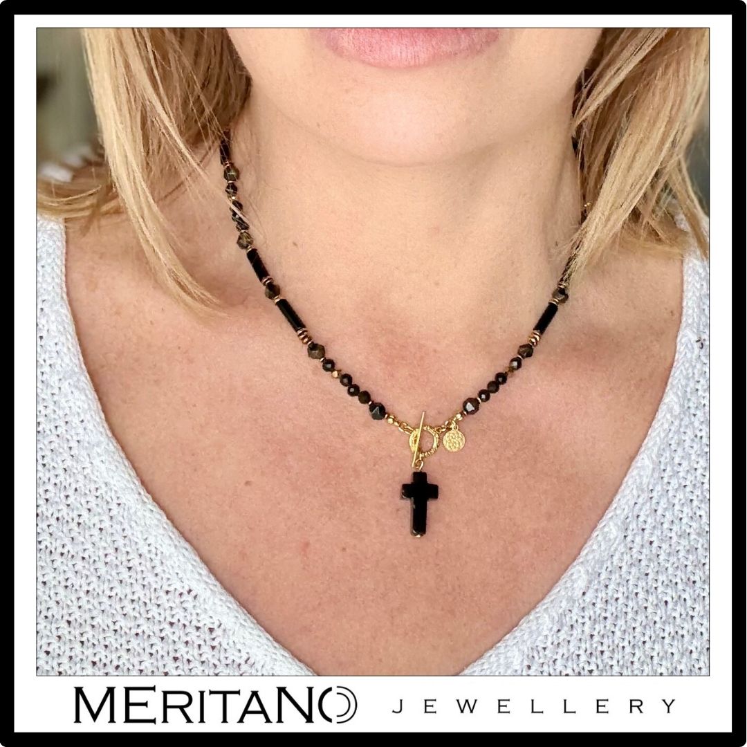 Ochronny naszyjnik z onyksem i obsydianem i krzyżykiem na szyi