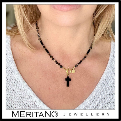 Ochronny naszyjnik z onyksem i obsydianem i krzyżykiem na szyi