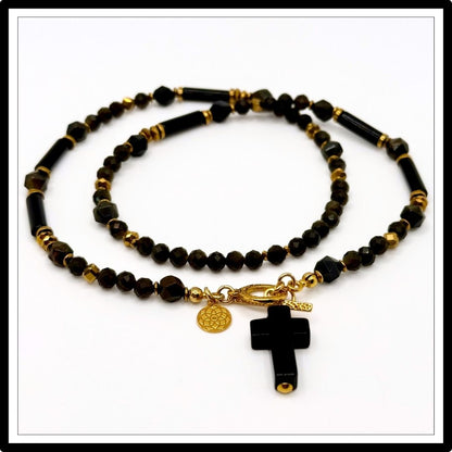 naszyjnik z onyksem i obsydianem ozdobiony krzyżem - widok z góry