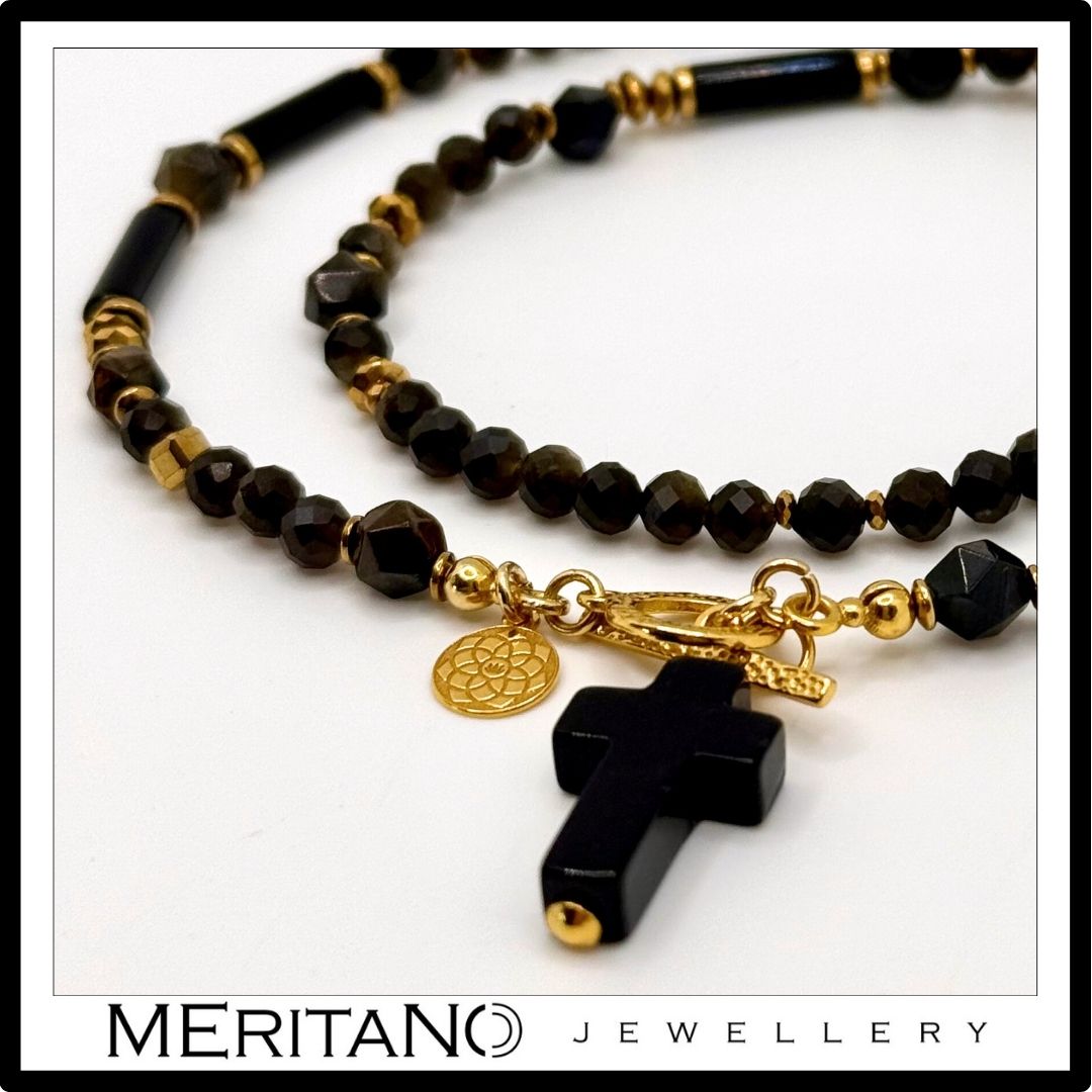 Naszyjnik onyks i obsydian z krzyżem z onyksu - zbliżenie na zawieszkę