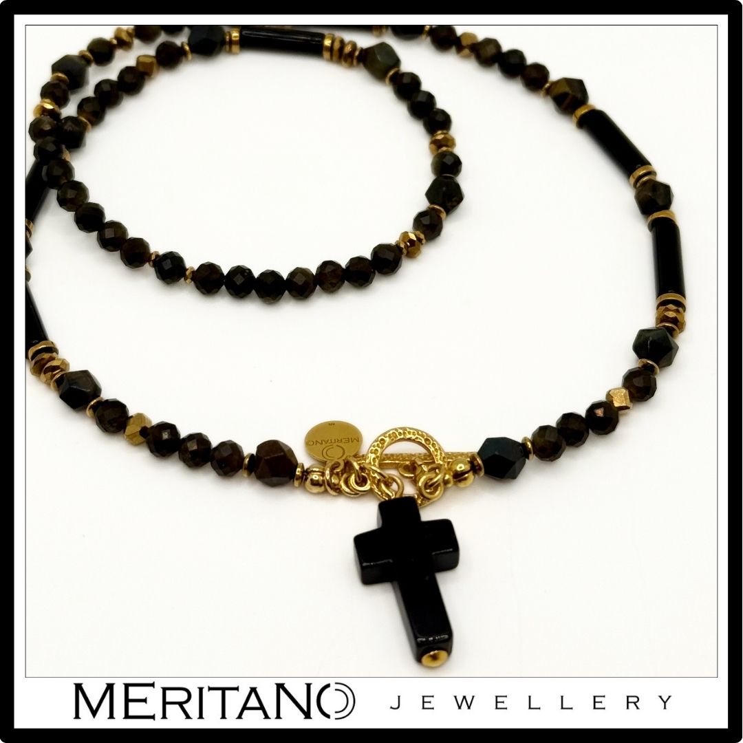 Naszyjnik z turmalinem, obsydianem i onyksem z krzyżykiem - widok z góry