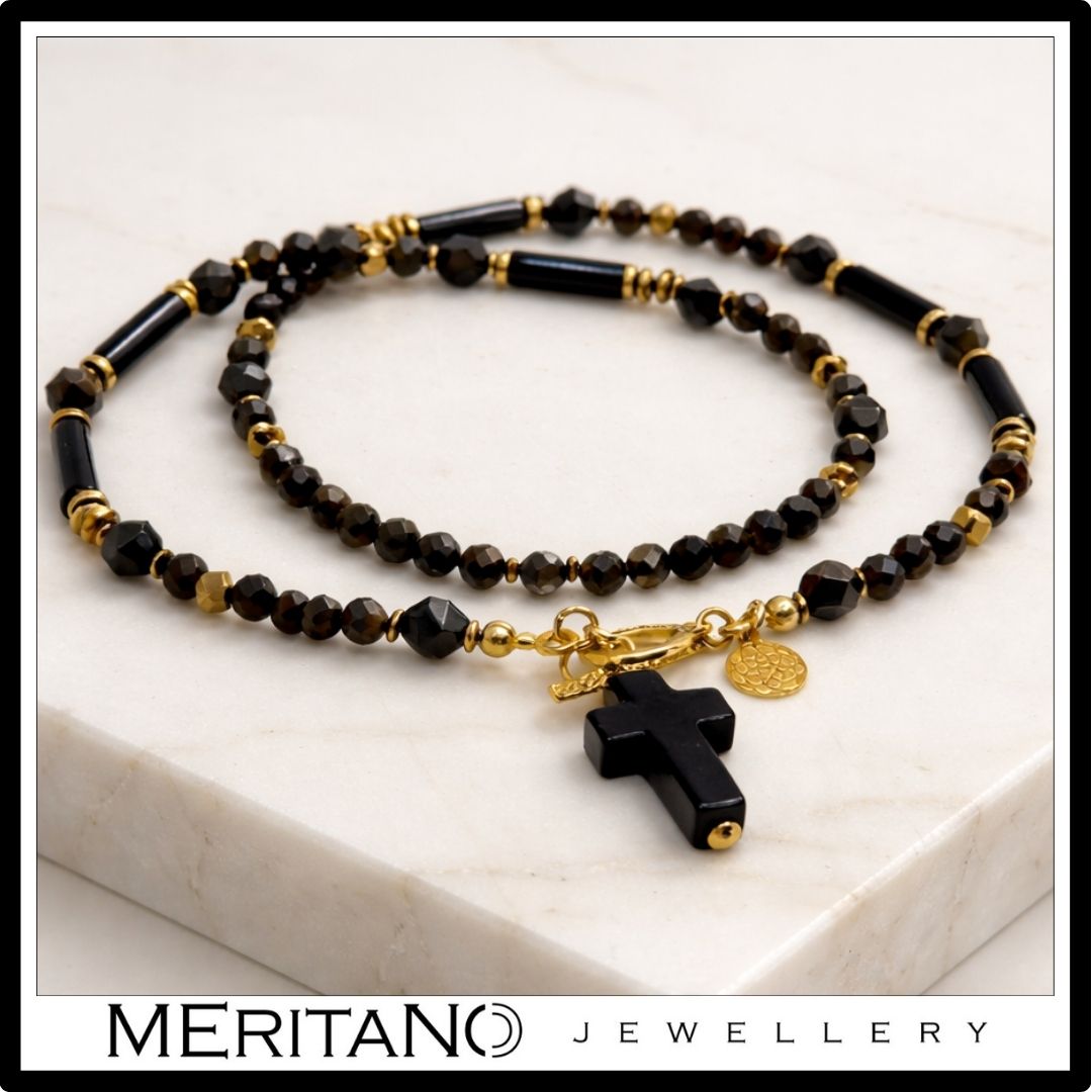 Naszyjnik z turmalinem, obsydianem i onyksem z krzyżykiem - widok z góry