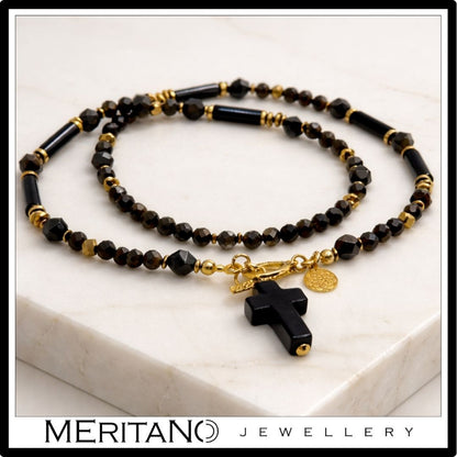 Naszyjnik z turmalinem, obsydianem i onyksem z krzyżykiem - widok z góry