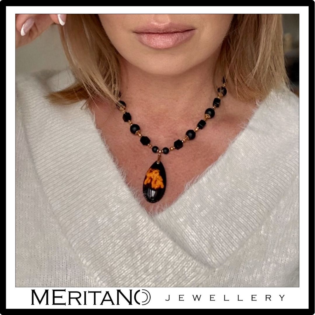 Naszyjnik z czarnym turmalinem, onyksem i zawieszką z agatu na szyi