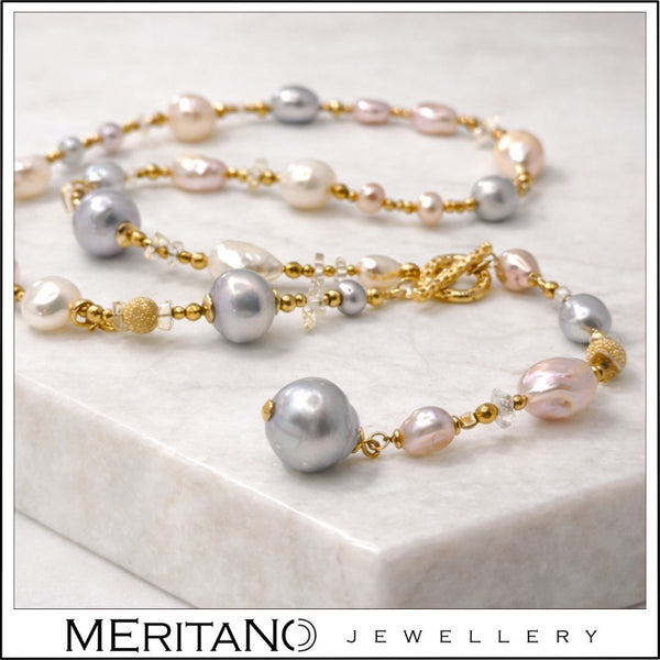 Naszyjnik krawatka z pereł barokowych z dodatkiem cytrynu, zapięcie z przodu  - widok na białej tacy