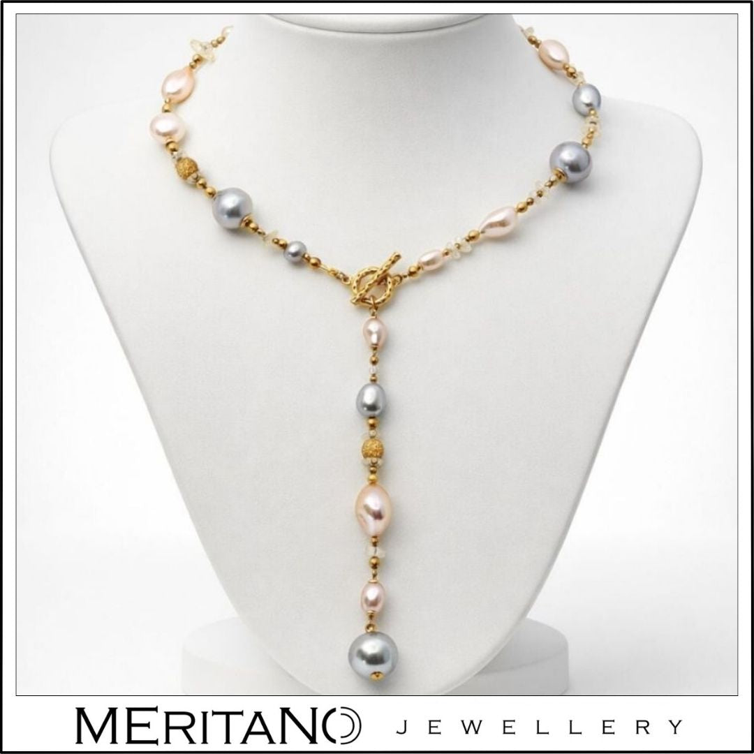 Naszyjnik krawatka z pereł barokowych z dodatkiem cytrynu, zapięcie z przodu, różowe i szare perły naturalne- widok na białej tacy