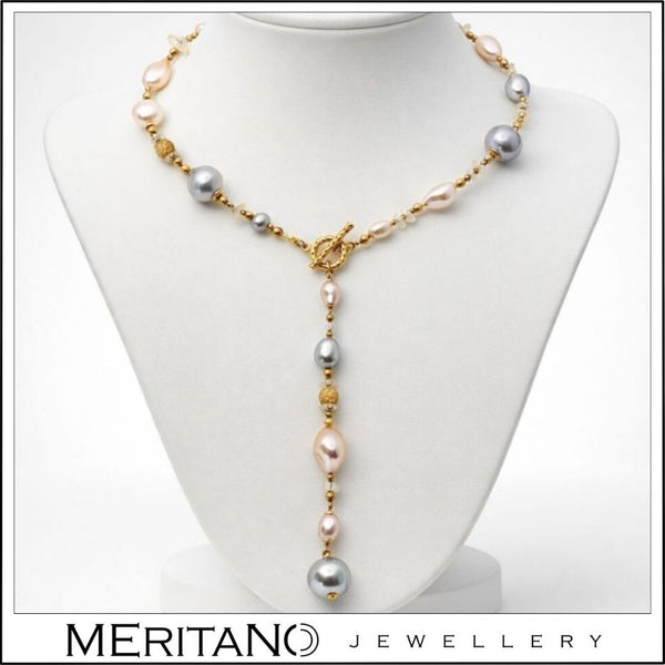 Naszyjnik krawatka z pereł barokowych z dodatkiem cytrynu, zapięcie z przodu, różowe i szare perły naturalne- widok na białej tacy