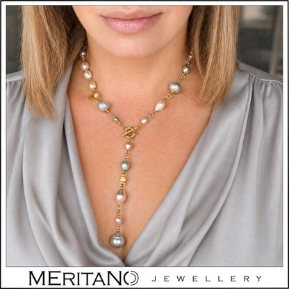 Naszyjnik krawatka z pereł barokowych z dodatkiem cytrynu, zapięcie z przodu - widok na szyi