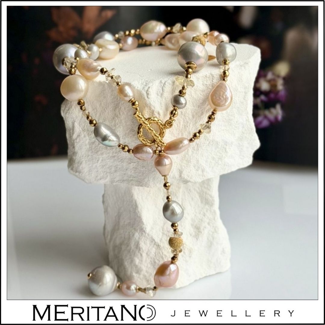 Naszyjnik z pereł barokowych z dodatkiem cytrynu, zapięcie z przodu, forma krawatki - widok na białym kamieniu