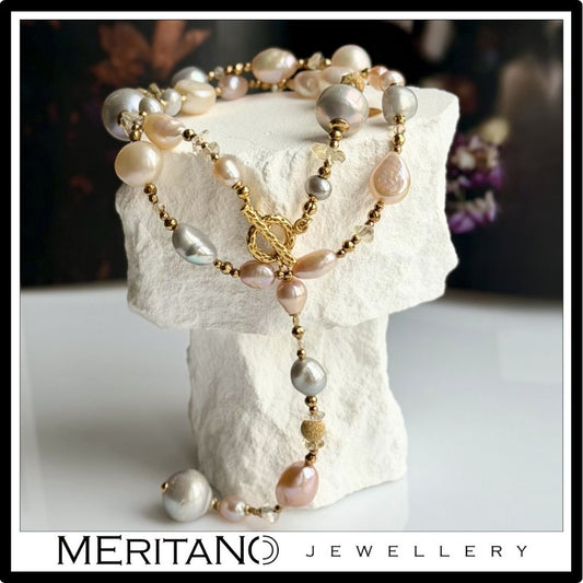 Naszyjnik z pereł barokowych z dodatkiem cytrynu, zapięcie z przodu, forma krawatki - widok na białym kamieniu