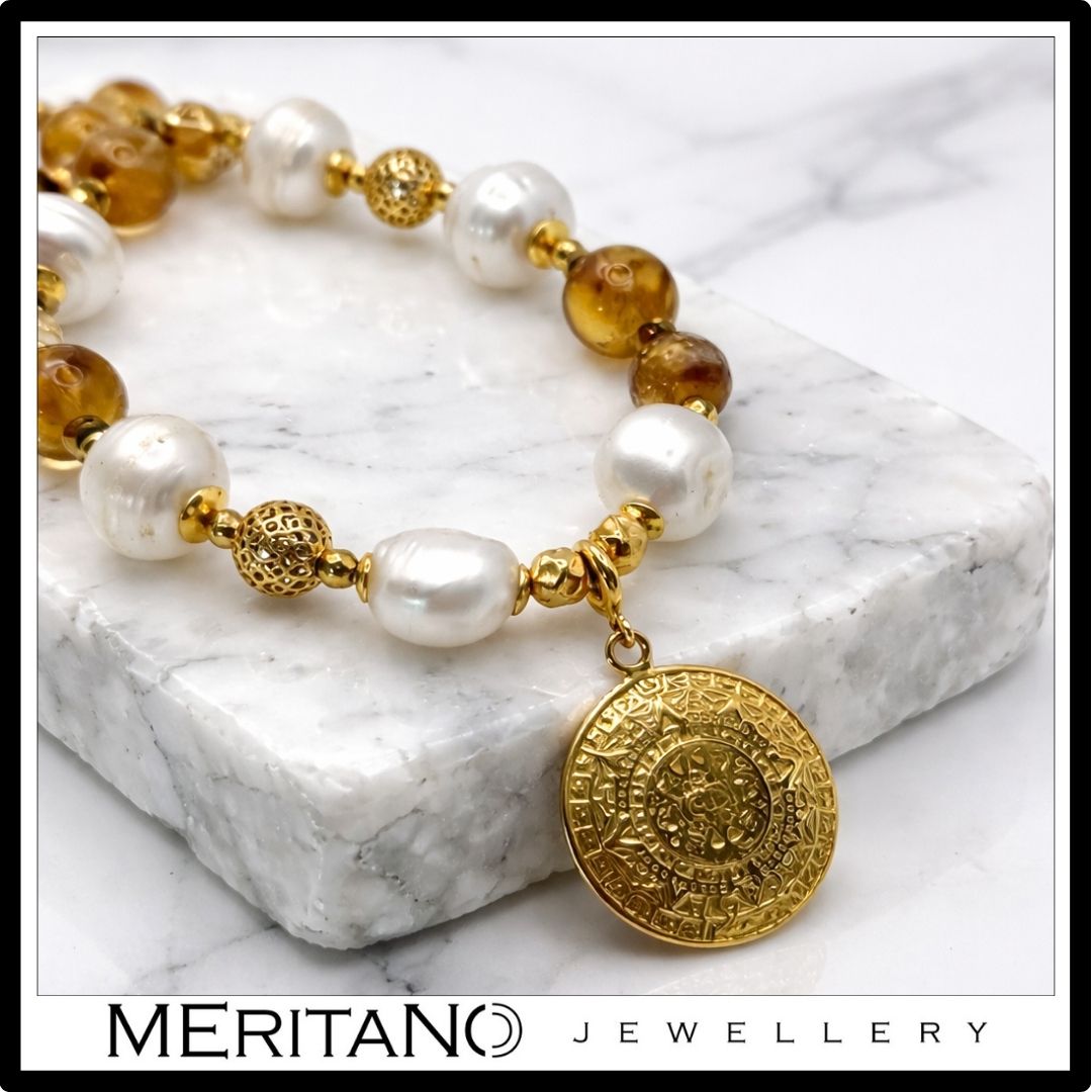 Naszyjnik z pereł barokowych z cytrynem i złotą monetą  - zbliżenie na zawieszkę