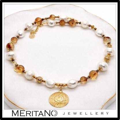 Naszyjnik perły naturalne z cytrynem i złotą monetą  na welurowej białej tacy