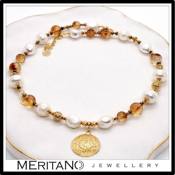 Naszyjnik perły naturalne z cytrynem i złotą monetą  na welurowej białej tacy