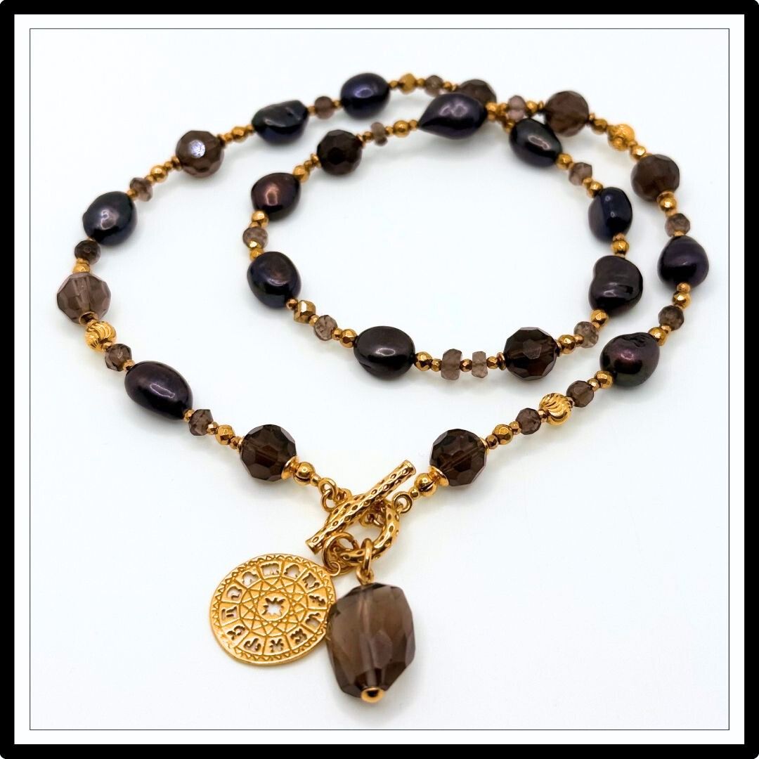 Czarne perły naszyjnik z kwarcem dymnym i zawieszką - widok z góry