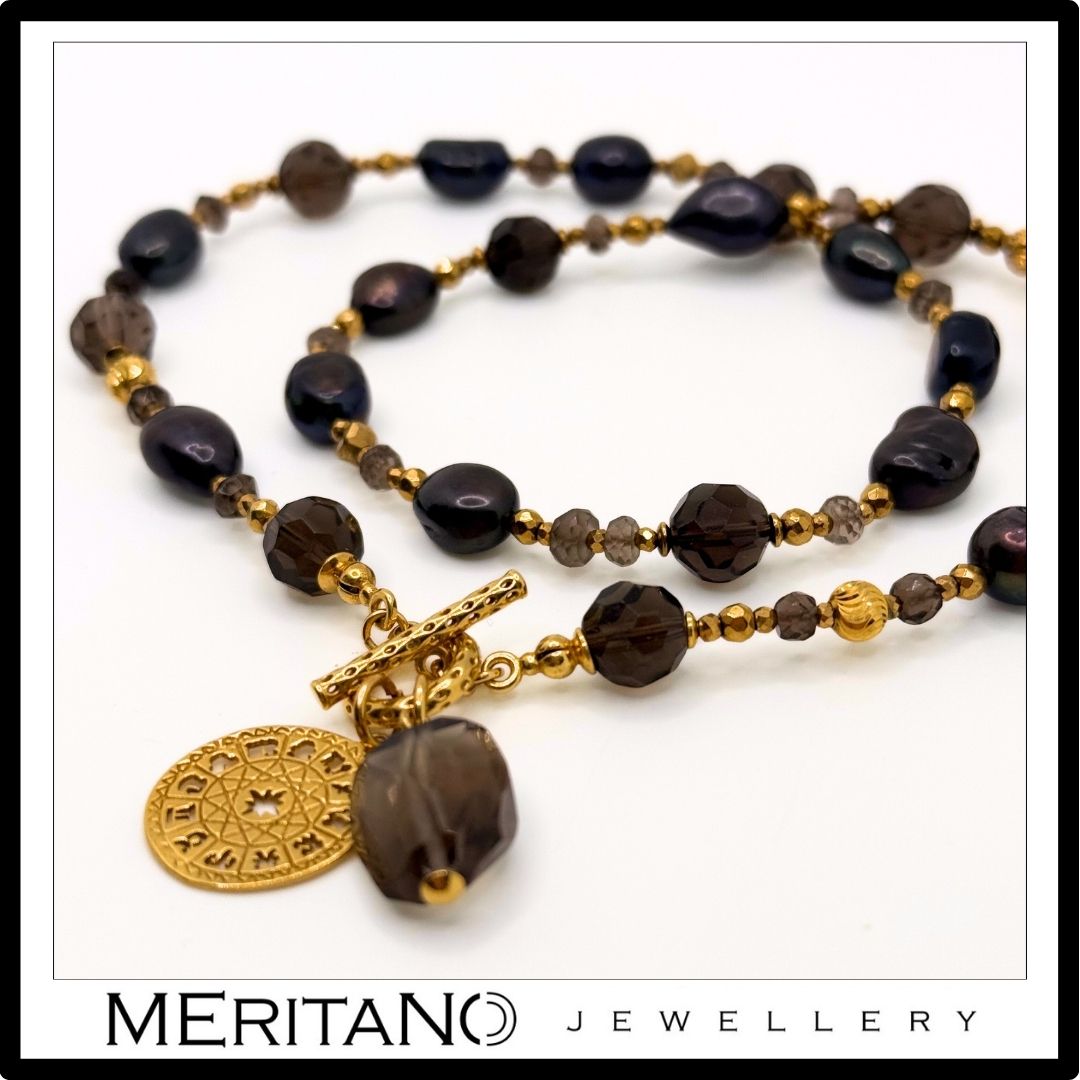 Naszyjnik z perłami barokowymi w odcieniach czerni i brązu, kwarc dymny i zawieszka - zbliżenie na dtetale