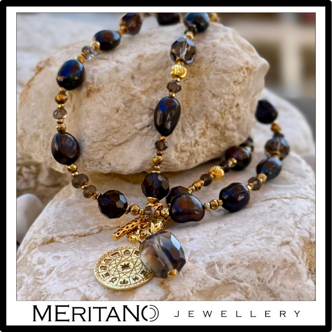 Czarne perły i kwarc dymny - naszyjnik ze złotą zawieszką, widok na kamieniu