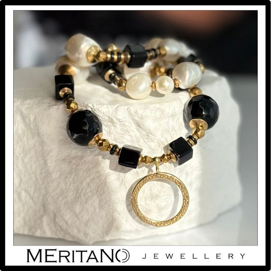 Naszyjnik z perłami naturalnymi i onyksem oraz złotą zawieszką kółko
