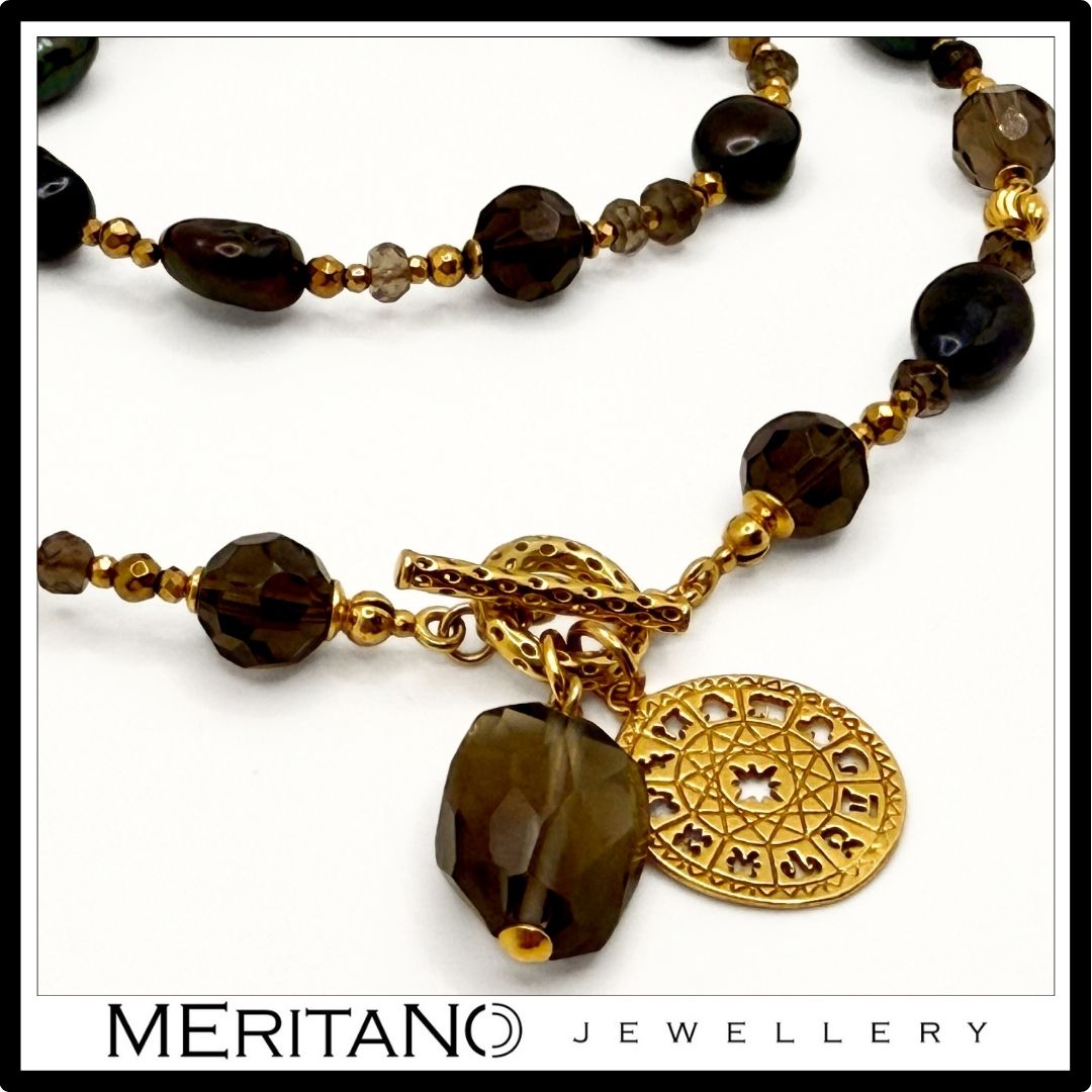 Naszyjnik z pereł barokowych z kwarcem dymnym i zawieszką zodiaku - zbliżenie na zawieszkę