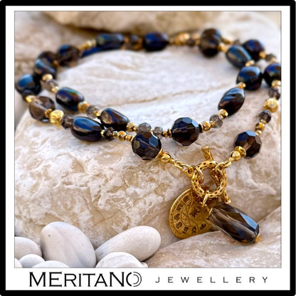 Czarne perły naszyjnik. Kwarc dymny i zawieszka zodiaku, widok na kamieniu