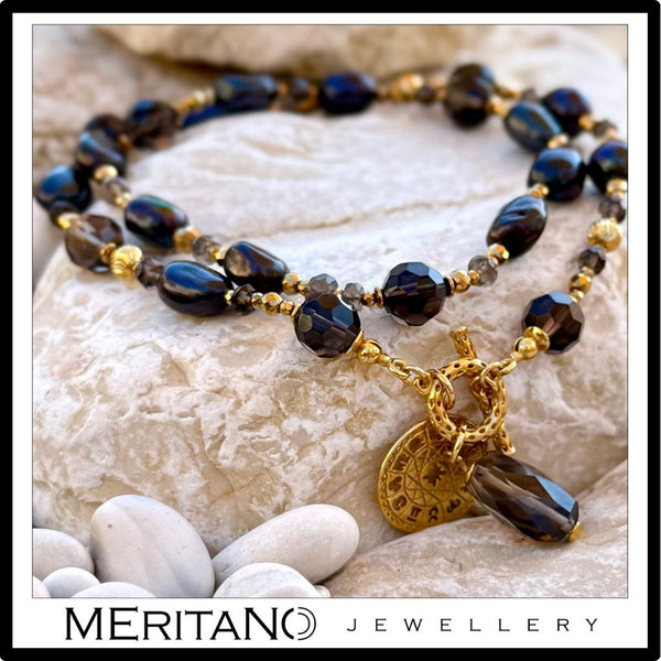 Czarne perły naszyjnik. Kwarc dymny i zawieszka zodiaku, widok na kamieniu