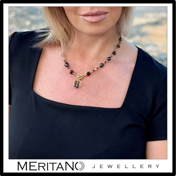 Naszyjnik z perłami naturalnymi i kwarcem dymnym na szyi