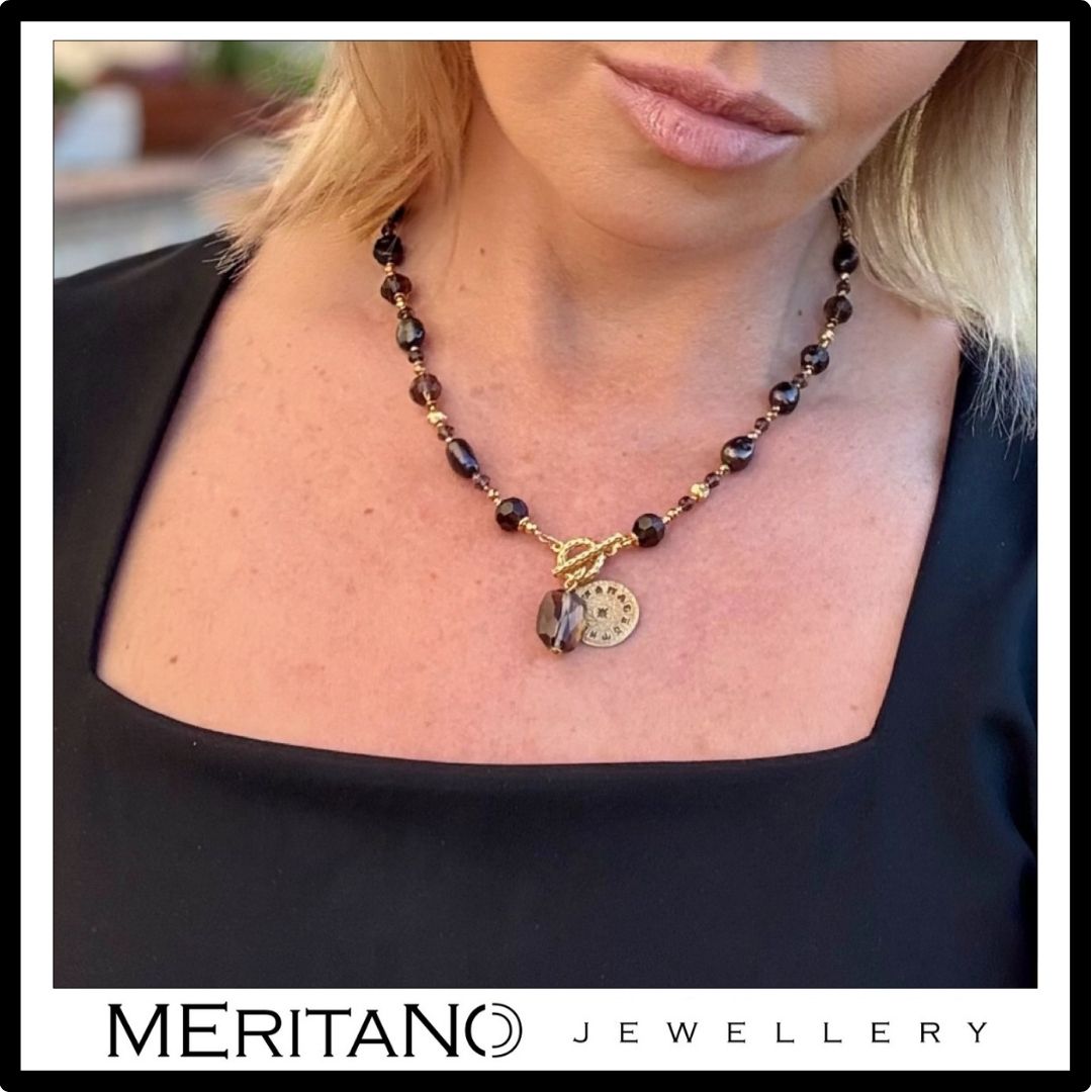 Naszyjnik czarne perły i kwarc dymny na szyi