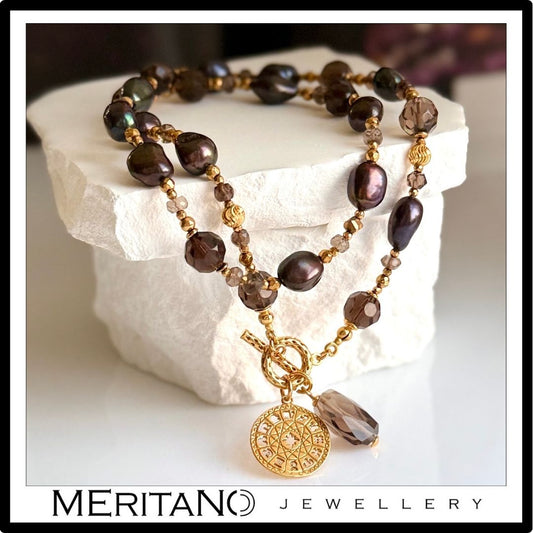 Naszyjnik z pereł naturalnych z kwarcem dymnym ze złota zawieszą na toggle - widok na białym kamieniu