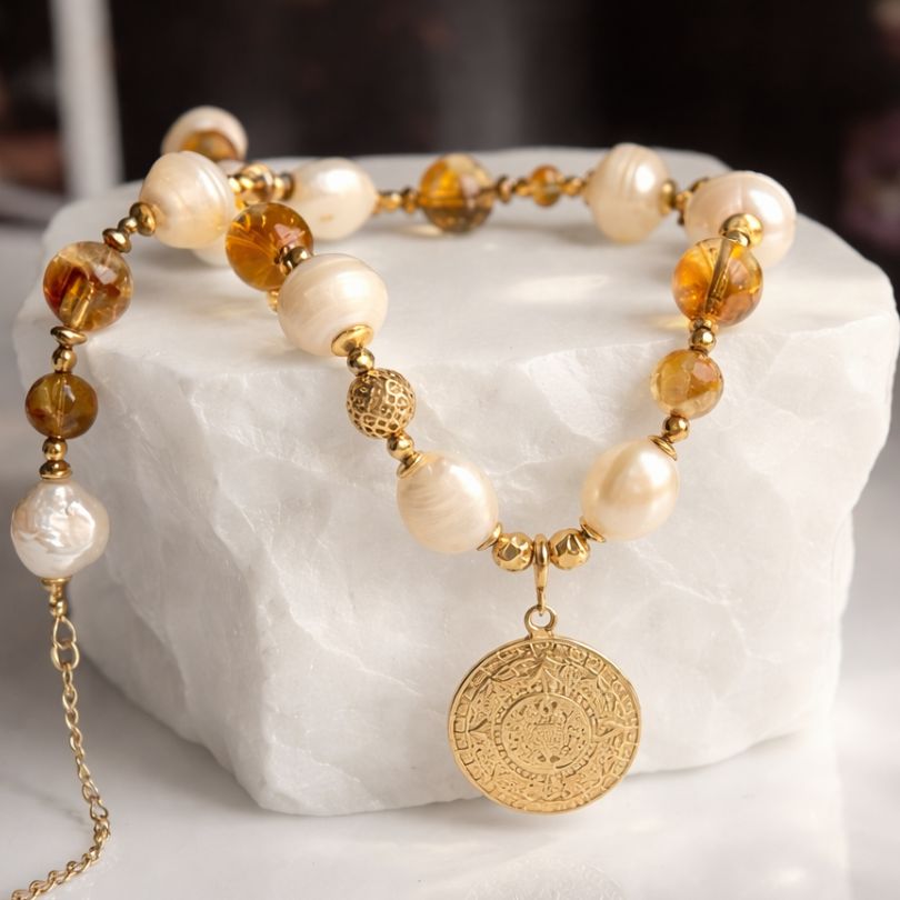 Złoty naszyjnik z perłami i cytrynem na białym alabastrze – zdjęcie produktowe premium Meritano Jewellery